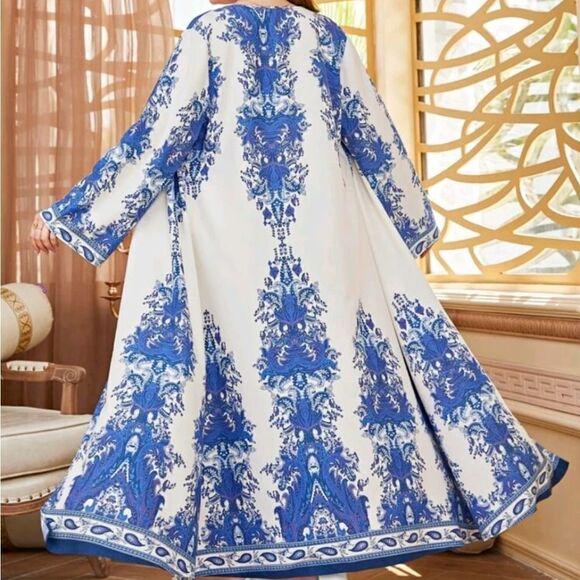 Elegant Blue and White Long Kimono - Picture 2 of 5